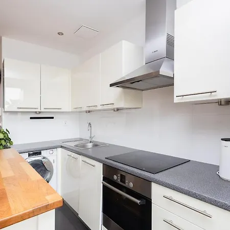 Sunny 2b In Centre Apartment