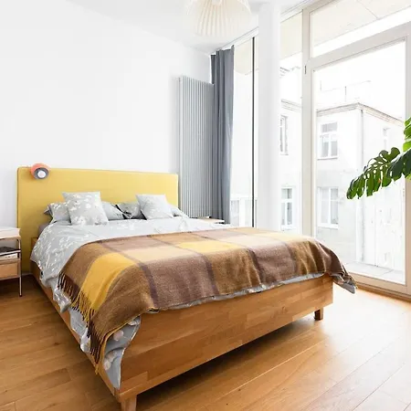 Sunny 2b In Centre *