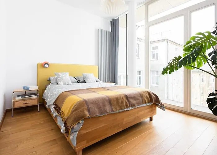 Sunny 2b In Centre *